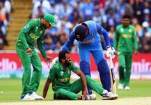 कोसळलेल्या वाहबला युवराजचा हात, पाकिस्तानी चाहतेही फिदा!