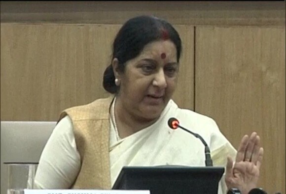 Foreign Minister Sushma Swaraj On 3 Years Report Card Of Modi Governments Decision About Foreign Affairs आर्थिक मदतीसाठी भारतानं पॅरिस करारावर स्वाक्षरी केली नाही : सुषमा स्वराज