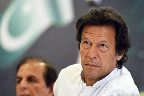 Pakistan: All-round attacks left PM Imran Khan helpless, know what the figures say Pakistan: चौतरफा हो रहे हमलों ने PM Imran Khan को किया बेबस, जानिए क्या कहते हैं आंकड़े