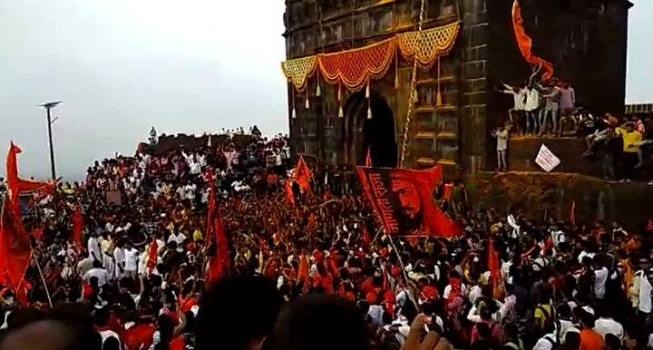 किल्ले रायगडावर सकाळपासून हजारो शिवभक्तांनी गर्दी करत ‘जय भवानी… जय शिवाजी’चा गजर सुरु केला.