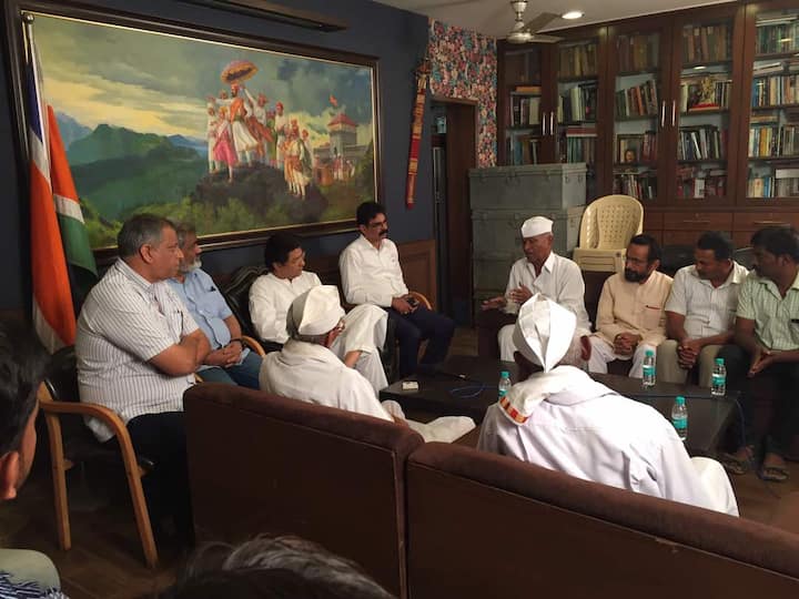 दरम्यान बाळा नांदगांवकर यांनीही काही दिवसांपूर्वीच पुणतांब्यात जाऊन संपकरी शेतकऱ्यांची भेट घेतली होती. तर राज ठाकरेंनीही शेतकरी संपावर आपली भूमिका मांडली होती. त्यामुळे शेतकऱ्यांच्या या लढ्यात मनसे सक्रीय सहभाग घेत असल्याचं दिसत आहे.