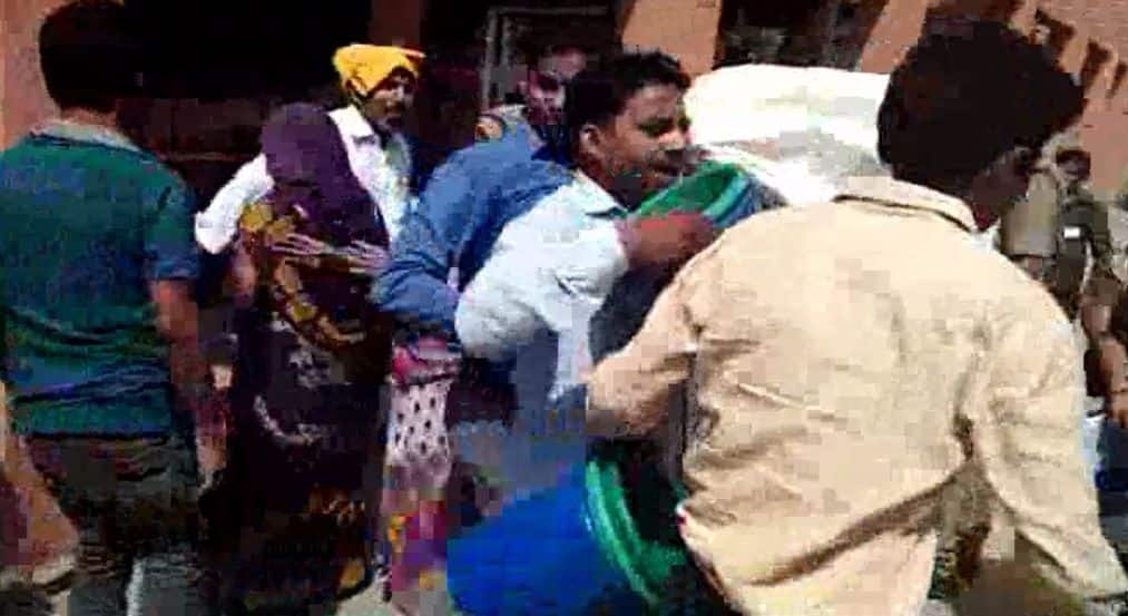 Garbage Bin Theft In Uttar Pradesh Latest Update यूपीत मुख्यमंत्र्यांच्या कार्यक्रमानंतर चक्क कचऱ्याच्या डब्ब्यांवर डल्ला!