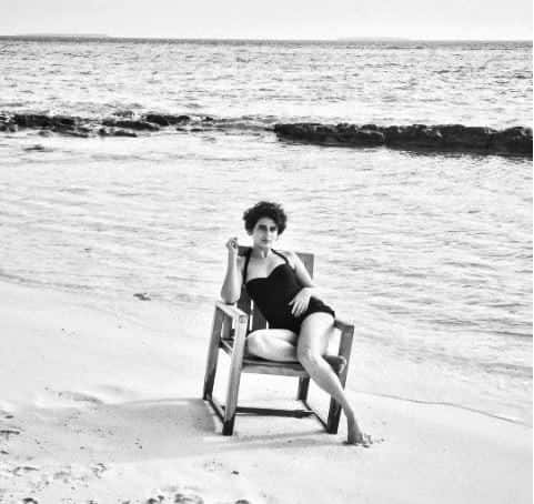 रमझानमध्ये असे कपडे घालू नको, फातिमाच्या बिकिनीतल्या फोटोवर टीका