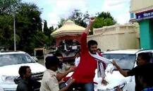 अमरावतीत मुनगंटीवारांच्या गाडीवर कांदे फेकले