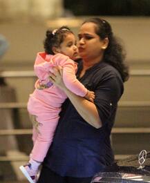 मुंबई विमानतळावर अभिनेत्री राणी मुखर्जी आणि मुलगी अदिरा 