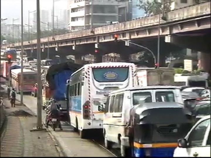 Mumbai Traffic Jam On Jvlr Due To Rain Live Update पावसामुळे मुंबईत वाहतूक कोंडी, JVLR वर वाहनांच्या रांगा