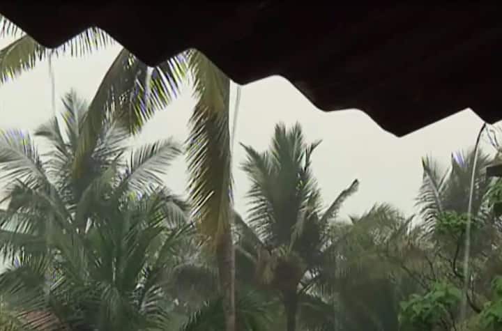 जिल्ह्यातील सावंतवाडी, कुडाळ, वेंगुर्ले भागात आज सकाळपासून पावसाच्या रिमझिम सरी बरसत आहेत.