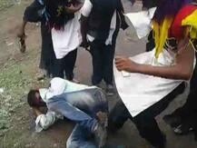 छेड काढणाऱ्या तरुणाला विद्यार्थिनींनी रस्त्यातच चोपलं!