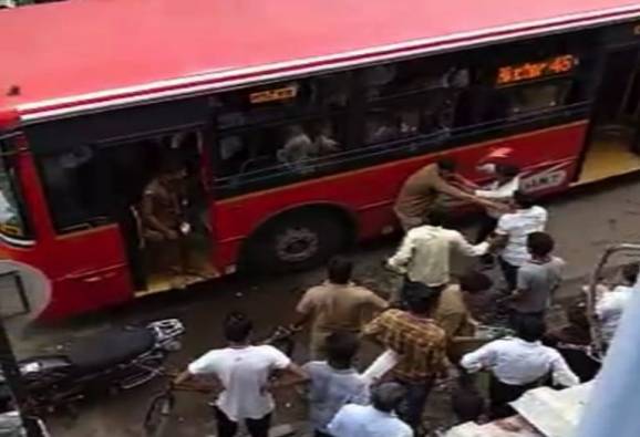 नवी मुंबईत रिक्षावाल्यांची गुंडगिरी, बस ड्रायव्हर-कंडक्टरला बेदम मारहाण