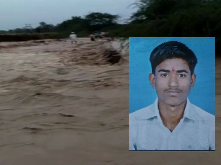 Boy Swept From Bridge In River In Newasa Taluka Latest Updates नेवाश्यात ओढ्याला आलेल्या पुरात तरुण वाहून गेला, शोधमोहीम सुरु
