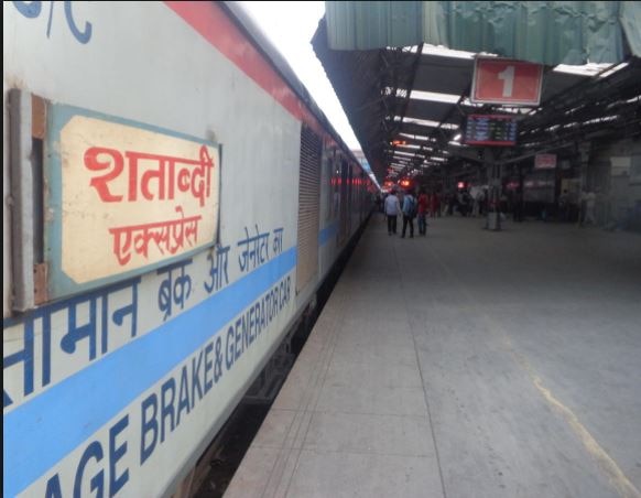 more than 40 percent of seats empty in Mumbai Ahmadabad train मुंबई ते अहमदाबाद रेल्वेत 40 टक्क्यांहून अधिक सीट्स रिकाम्या