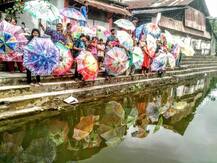 सुलेखनकार अच्युत पालव यांची छत्री रंगवण्यासाठी विशेष कार्यशाळा