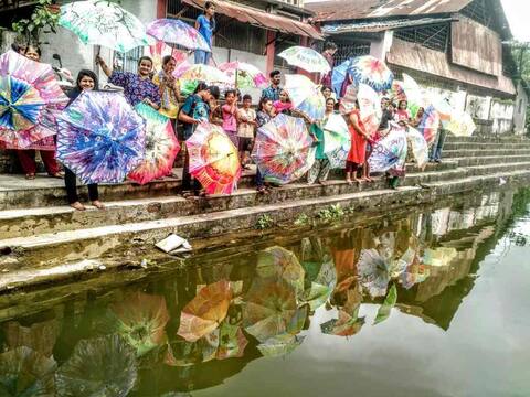 सुलेखनकार अच्युत पालव यांची छत्री रंगवण्यासाठी विशेष कार्यशाळा सुलेखनकार अच्युत पालव यांची छत्री रंगवण्यासाठी विशेष कार्यशाळा