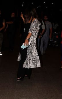 मुंबई विमानतळावर प्रियांका हटके लूकमध्ये 