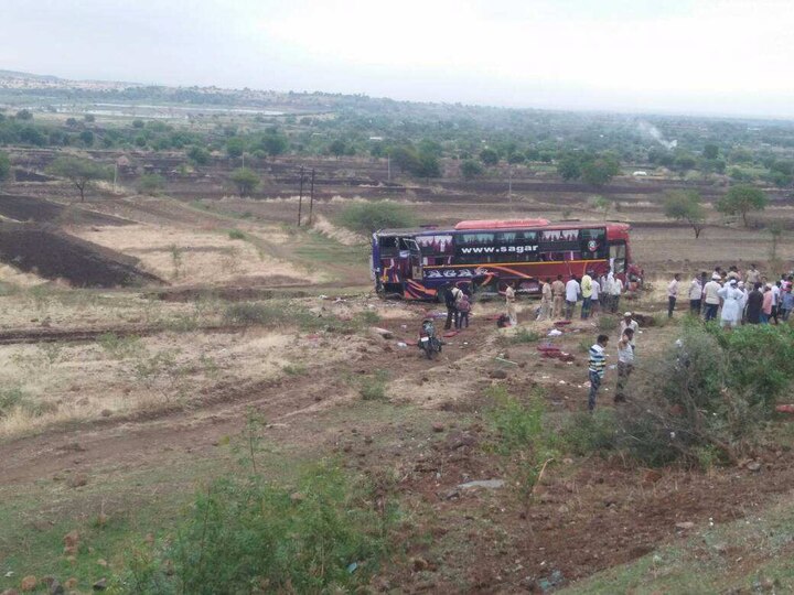 Bus Accident In Beed 9 Passengers Died Latest Updates बीडमध्ये खासगी बसचा भीषण अपघात, 9 जणांचा मृत्यू