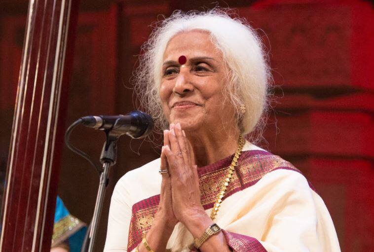 Theft In Renowned Singer Prabha Atrey In Pune Latest Updates ज्येष्ठ गायिका प्रभा अत्रेंच्या बंगल्यात चोरी