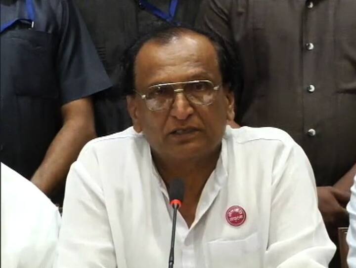 सकाळपासून सरकारशी सकारात्मक चर्चा झाली. सरसकट कर्जमाफीचा मुख्य आग्रह होता. त्यानंतर कसलीही अटतट न ठेवता सरकारने ऐतिहासिक निर्णय घेतला. या निर्णयाने छोट्या शेतकऱ्यांना मोठा दिलासा मिळणार आहे, असं सुकाणू समितीचे सदस्य रघुनाथ दादा पाटील यांनी सांगितलं. 