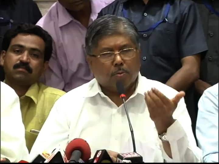 शेतकरी आंदोलनाच्या काळात ज्यांच्यावर मुद्देमाल जप्त केल्याचे गुन्हे दाखल करण्यात आले होते, त्यांचे गुन्हे मागे घेतले जाणार नाहीत, मात्र इतरांचे गुन्हे मागे घेतले जातील, असं चंद्रकांत पाटील यांनी सांगितलं.