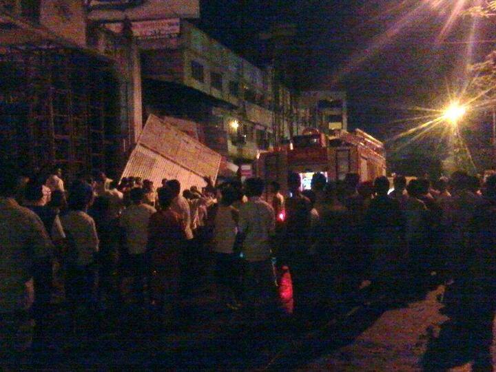 क्रिकेट चाहत्यांनी फोडलेल्या फटाक्यांची एक ठिणगी चिंचवडच्या अहिंसा चौकातील मंडप केंद्राच्या साहित्यावर पडली आणि काही वेळाने आगीने रौद्र रूप धारण केले.