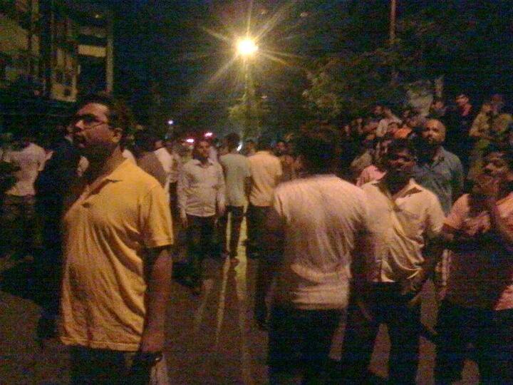 मध्यरात्री साडे अकरा वाजता लागलेली आग अग्निशमन दलाच्या जवानांनी अकरा गाड्यांच्या मदतीने विझवली.