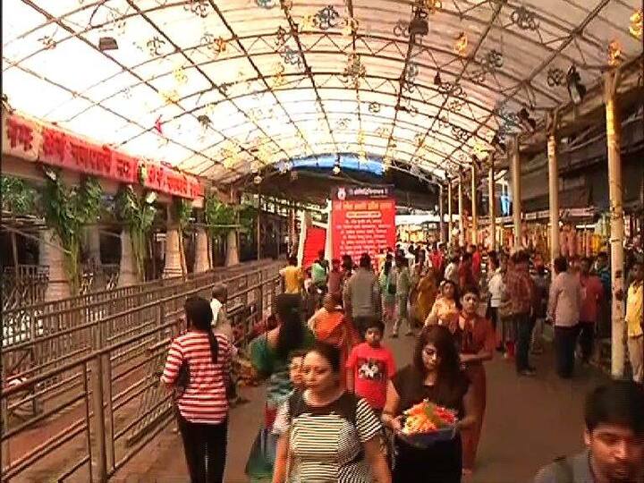 दरवर्षी अंभाविकांना आज मध्यरात्री 1.30 वाजल्यापासून सिद्धिविनायकाचं दर्शन घेता येणार आहे. याशिवाय, यावर्षी विशेष करून भाविकांसाठी एसी बसेसची सुविधा कबुतरखाना ते रवींद्र नाट्य मंदिर दरम्यान करण्यात आली आहे. गारकी चतुर्थीला लाखो भाविक सिद्धिविनायकाच्या दर्शनाला येत असतात.