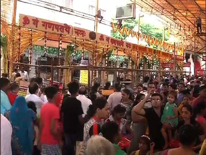 मेट्रो-3 च्या कामाला दोन दिवस थांबवून तिथे दोन मोठे सभामंडप तयार करण्यात आले आहेत. 