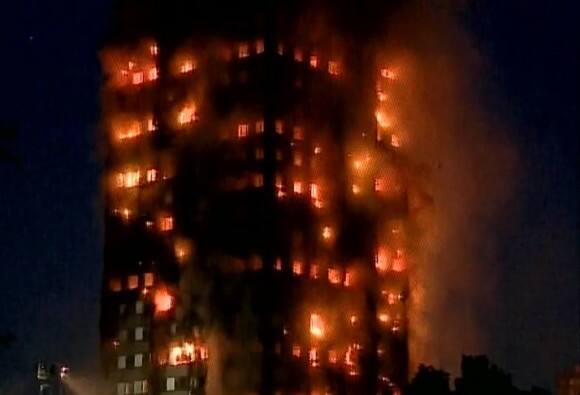 40 Fire Engines 200 Firefighters Have Been Called To The Lancaster West Estate Tower Block Fire लंडनमध्ये रहिवासी इमारतीला भीषण आग, अनेकांचा मृत्यू