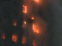 लंडनमध्ये रहिवासी इमारतीला भीषण आग