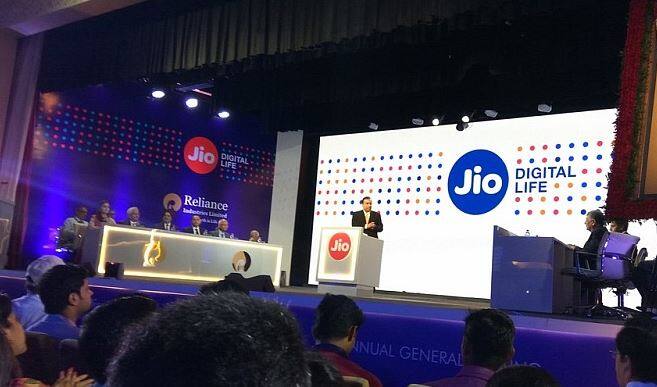 एक गोष्ट स्पष्ट आहे ती म्हणजे, टेलिकॉमप्रमाणेच डीटीएच सर्व्हिसमध्येही बंपर ऑफरसोबत पदार्पण करेल.