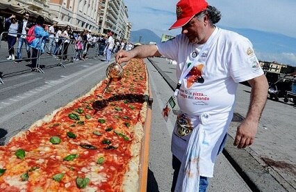 World Largest Pizza In California Latest Updates विश्वविक्रमी पिझ्झा... लांबी तब्बल 1.93 किलोमीटर!
