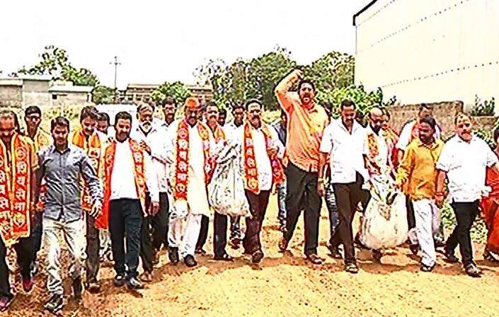 Shiv Sena Protest Against Garbage Problem In Kolhapur Latest Updates कचराप्रश्नी कोल्हापुरात शिवसेनेचं अनोखं आंदोलन!