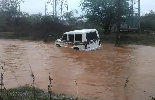 Solapur Jeep Drown In Water After Heavy Rains Latest Update सोलापुरात ओढ्यात जीप वाहून गेली, बापलेक बचावले