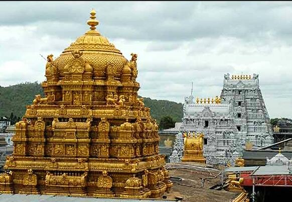 Worlds richest Tirumala Tirupati Balaji temple struggles for cash to pay salaries to staff लॉकडाऊनचा फटका, देशातील सर्वात श्रीमंत तिरुपती बालाजी मंदिराने 1300 कर्मचाऱ्यांना नोकरीवरुन काढलं!