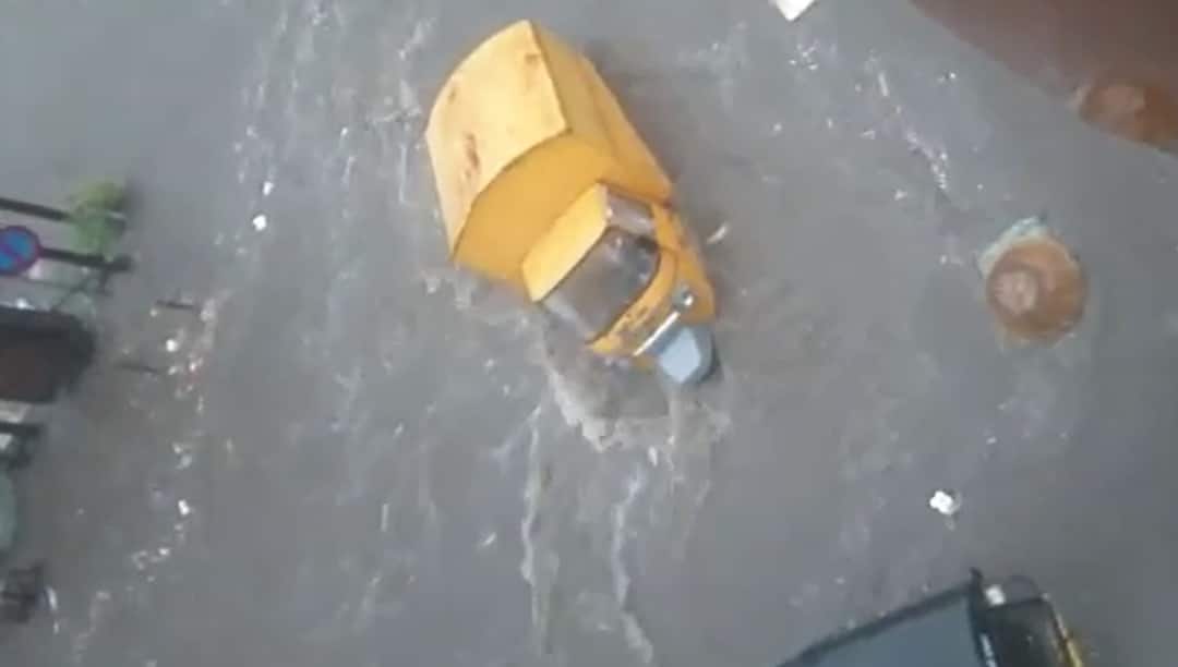 Heavy Raining In Nashik Latest Update नाशिकमध्ये पावसाचा धुमाकूळ, अनेक वाहनं वाहून गेली