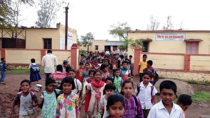 औरंगाबादच्या भूम तालुक्याच्या देवळाली गावातील जिल्हा परिषदेची शाळाही आजपासून सुरु झाली. पण इयत्ता आठवीच्या वर्गाला मान्यता मिळावी यासाठी ग्रामस्थांनी शाळा सोडून दिली. 
