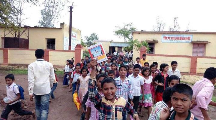 सातवीपर्यंत जिल्हा परिषदेची शाळा आहे. त्या शाळेत गतवर्षी आठवीचे वर्ग सुरु करण्याची मागणी शिक्षण मंत्री विनोग तावडे यांनी मान्य केली होती. परंतु याही वर्षी वर्ग सुरु न झाल्याने ग्रामस्थांनी शाळा बेमुदत बंद पाडली.