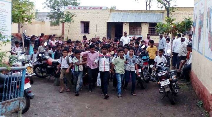 विद्यार्थ्यांनी मात्र या संधीचा पुरेपूर फायदा घेतला. ग्रामस्थांनी शाळा सोडल्यानंतर विद्यार्थ्यांची घरी जाण्यासाठी लगबग सुरु झाली
