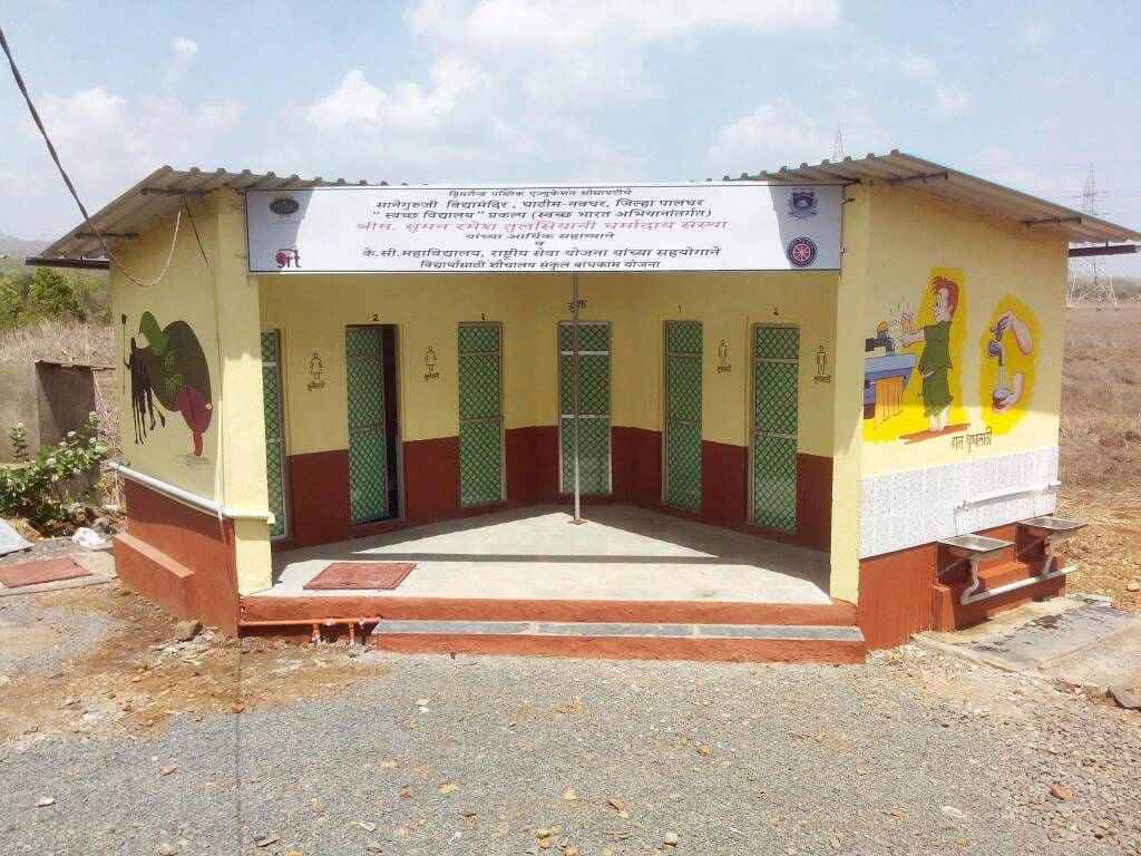 Kc College Innovative Activities Built 107 Toilets In Palghar District Latest Update KC कॉलेजच्या विद्यार्थ्यांची कमाल, पालघर जिल्ह्यात 107 शौचालयांची निर्मिती