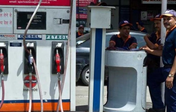no use of include petrol diesel in GST says Govt officer पेट्रोल आणि डिझेल जीएसटीत आणलं तरीही दर 'जैसे थे'च राहणार?