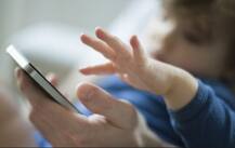 सावधान... चिमुरड्यांच्या हातात स्मार्टफोन देण्याआधी \'हे\' नक्की वाचा