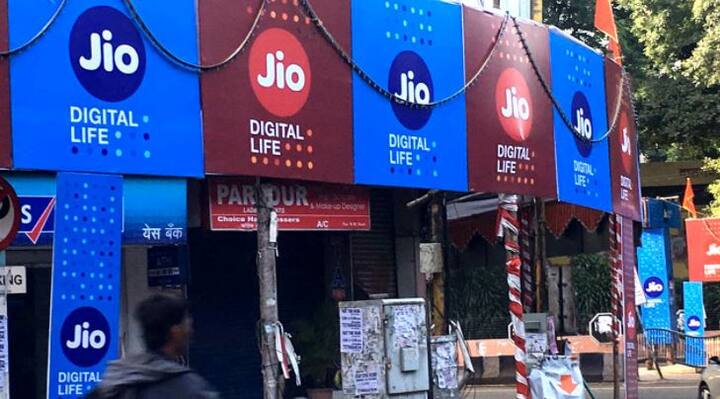 जिओच्या तुलनेत एअरटेलने आपलं टेरिफ स्वस्त केलं असल्याने फायदा झाला आहे.