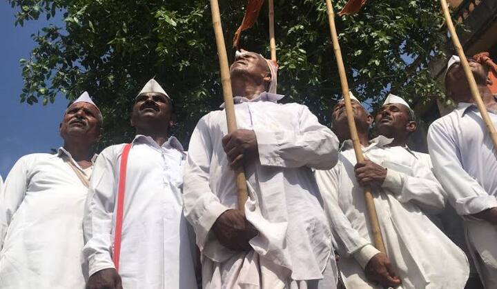 माझे माहेर पंढरी म्हणत, ऊन पावसाची तमा न करता वारकरी आता पंढरीच्या दिशेनं रवाना झाले आहेत...काल देहूमधून तुकोबारायांची पालखी पंढरपूरकडे रवाना झाली..तर आज ज्ञानेश्वरांची पालखी आळंदीतून पंढरपूरकडे रवाना होणार आहे..पंढरपूरच्या पालखीत सामिल होण्यासाठी शेकडो वारकरी सध्या आळंदीत दाखल झाले आहेत...विठूरायाच्या नामात हे वारकरी रंगले आहेत...आज आळंदीत विठूरायासोबत ज्ञानेश्वर माऊलींच्या नामाचा गजर होतोय..
