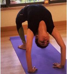 अभिनेत्री अमृता खानविलकरचा योगा 