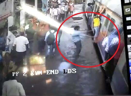 लोकलमध्ये जागेवरुन वाद, प्रवाशांवर मिरची पूड फेकली