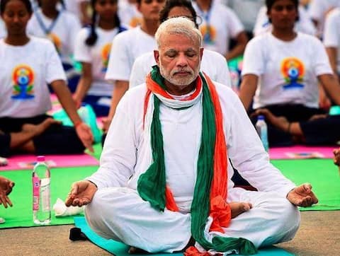 पंतप्रधान मोदी आणि केजरीवालांसह राजकीय नेत्यांचा योगदिन पंतप्रधान मोदी आणि केजरीवालांसह राजकीय नेत्यांचा योगदिन