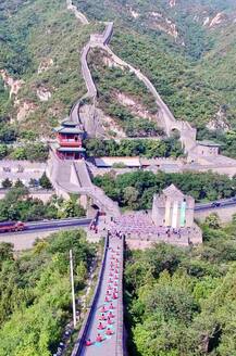 \'ग्रेट वॉल ऑफ योगा\', चीनच्या भिंतीवर योग दिन साजरा