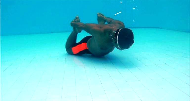 साताऱ्यात वकिलाची पाण्याखाली 40 प्रकारची योगासनं Advocate In Satara Celebrated Yoga Day Under Water साताऱ्यात वकिलाची पाण्याखाली 40 प्रकारची योगासनं