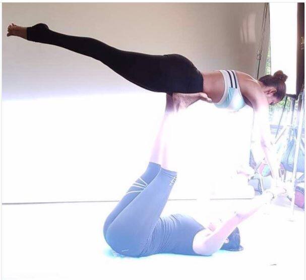 योग करताना अभिनेत्री मलायका