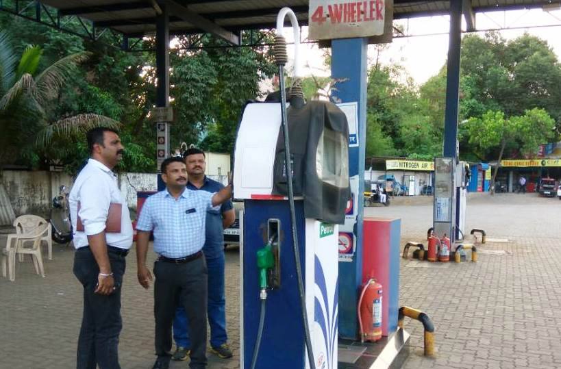 Two Petrol Pump Seal Latest Update चिपनंतर आता पासवर्डच्या मदतीनं पेट्रोलचोरी, 2 पेट्रोलपंप सील