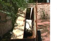 जागा नसल्याने पंढरीत मृतदेह 6 दिवस पोत्यात भरुन